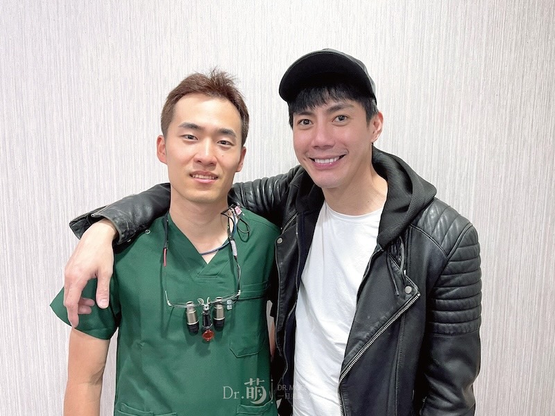 一日完成全瓷冠、陶瓷貼片療程後,王凱與李萌醫師開心合照