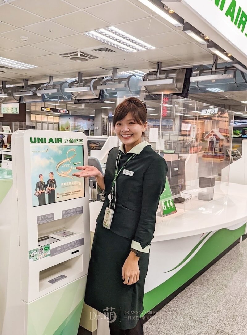 完成全瓷冠、陶瓷貼片療程,患者在地勤工作中露出自信漂亮笑容